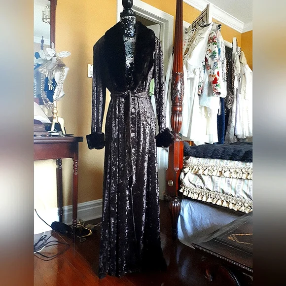 Velvet robe - Picture 2 of 8